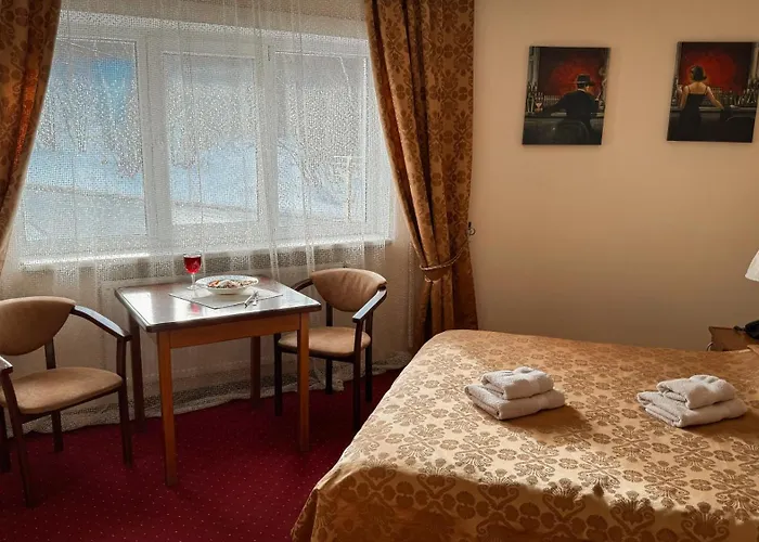 Geneva Hotel 800 метрів від McDonald's, тримісні та чотиримісні номери, діти до 16р безкоштовно Тернопіль